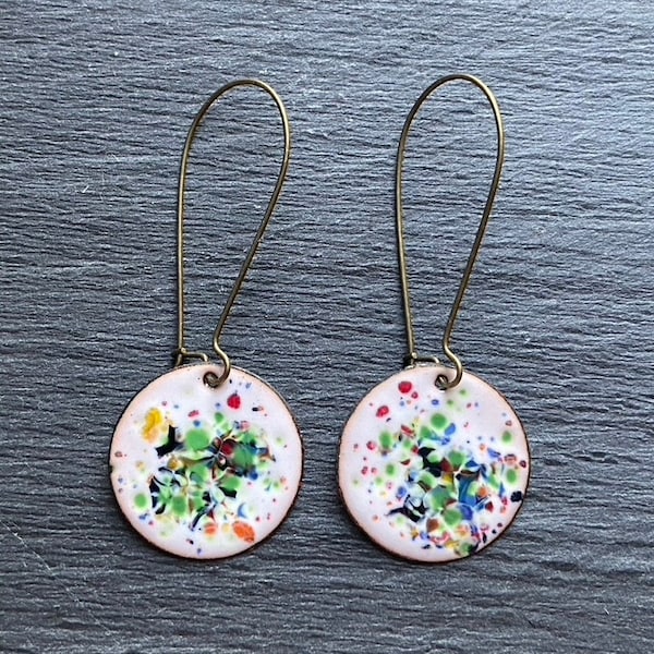 Emaille Ohrringe weiß bunt | Schmuck, Ohrhänger, Ohrhaken | Emailleschmuck | handmade | Messing, Kreis, geometrisch, Enamel, Emaux, Glas