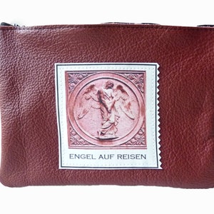 Leder Kosmetiktasche Engel auf Reisen, Weinrot Braun Marsala Farben, Kulturbeutel, VANITY CASE ZIPPER Bag, Reisetasche Gepäck, Sticker Label