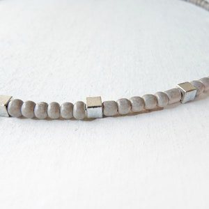 Minimalist necklace cube chain grey silver-colored mini granite pebble look office business jewelry classy modern sporty necklace to jeans