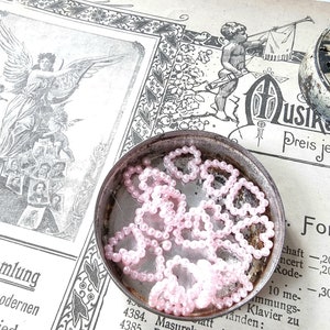 Cuori di perle sparse rosa, delicati cuori decorativi in perline di cera, ciondoli a forma di cuore, bomboniere, etichette regalo rosa amore