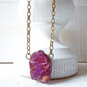 Kette Ozean Jaspis Messing lila Anhänger, Landkarte, Weltall, Lässige Halskette zu Jeans, Edelstein Nugget, Purpur, Lavendel Stein, Struktur