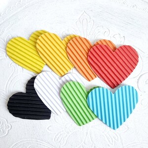 16 große Geschenkanhänger Osterstrauß Anhänger Stanzteile Wellpappe Herzen Regenbogen Mix Mischung bunt Scrapbooking Papier farbig gewellt