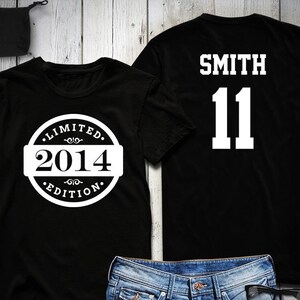 K&ouml;nnte beinhalten: Zwei schwarze T-Shirts mit wei&szlig;em Text. Das vordere Shirt hat einen Kreis mit dem Text "Limited 2014 Edition". Das hintere Shirt hat den Text "Smith 11".