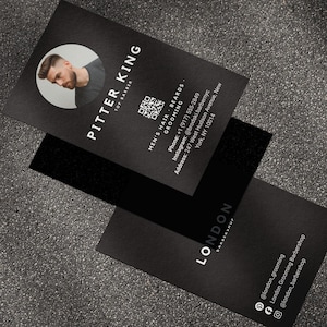 Puede incluir: Dos tarjetas de visita rectangulares negras con texto en blanco. La tarjeta superior muestra el nombre PITTER KING, un retrato circular, un código QR y datos de contacto que incluyen un número de teléfono y una dirección. La tarjeta inferior muestra la palabra LONDON.