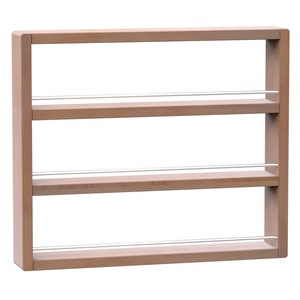 Peut inclure: Un porte-épices en bois avec trois étagères et des rails en métal. Le porte-épices est brun clair et de forme rectangulaire.