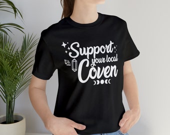 Camiseta de manga corta Witchy, apoya a tu aquelarre local, camiseta de Coven, aquelarre, bruja, camiseta de Halloween, camiseta de bruja de Halloween