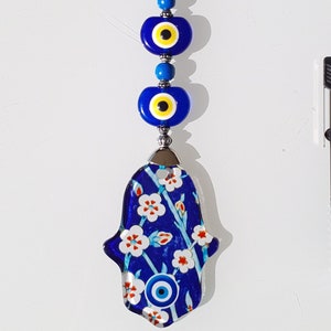 Colgante de pared con hamsa y ojo malvado de cristal y flor azul, opción de regalo, letra manuscrita vintage, decoración de pared con hamsa.