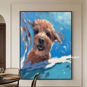 Könnte beinhalten: Ölgemälde eines glücklichen, nassen, braunen Hundes, der in blauem Wasser schwimmt. Der Kopf des Hundes befindet sich über dem Wasser, mit Blasen und einer weißen Welle. Das Kunstwerk ist in einem schwarzen Rahmen gerahmt.