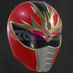 Op de afbeelding: Een rood en zwarte helm met gouden accenten. De helm heeft een gouden kam en een zilveren frontplaat. Het ontwerp is futuristisch en gestileerd, met een glanzende afwerking. De helm is waarschijnlijk voor cosplay of kostuums.