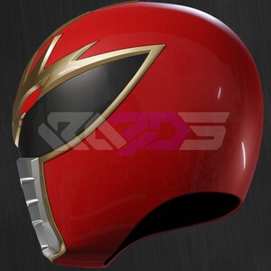 Op de afbeelding: Een rode helm met gouden en zwarte details. De helm heeft een vizier en een zilveren kinbeschermer. Gouden bliksemvormen sieren het voorhoofd. Deze helm is waarschijnlijk voor cosplay- of kostuumdoeleinden.