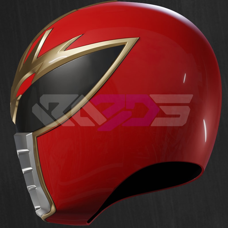 Op de afbeelding: Een rode helm met gouden en zwarte details. De helm heeft een vizier en een zilveren kinbeschermer. Gouden bliksemvormen sieren het voorhoofd. Deze helm is waarschijnlijk voor cosplay- of kostuumdoeleinden.