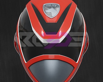 Op de afbeelding: Een rood-zwarte helm met een zilveren "POLICE" badge. De helm heeft een helder vizier en een grijze kinbeschermer. Witte accenten benadrukken de zwarte en rode delen. Deze beschermende helm is waarschijnlijk voor cosplay of kostuumdoeleinden.