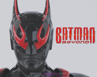 Könnte beinhalten: Ein schwarzes und rotes Batman Beyond-Kostüm mit dem Text "BATMAN BEYOND" in Rot. Das Kostüm hat einen Helm mit spitzen Ohren und roten Akzenten um die Augen und den Kopf.