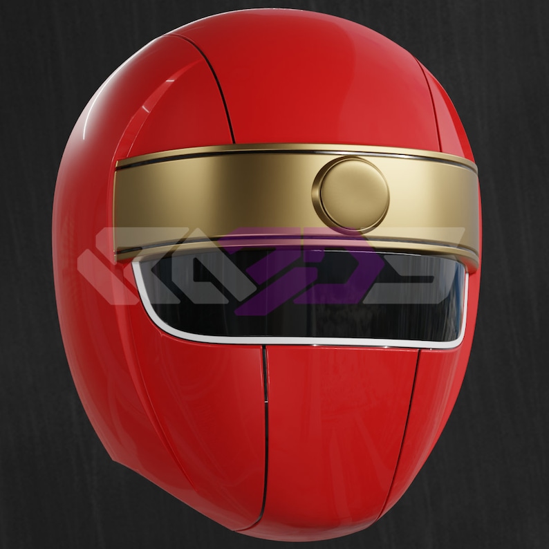 Op de afbeelding: Een glanzende rode helm met een gouden band over het voorhoofd en een zwart vizier. De helm heeft een glad, afgerond ontwerp met een centrale naad en een cirkelvormig gouden accent. De algehele esthetiek suggereert een futuristisch of superheldenthema.