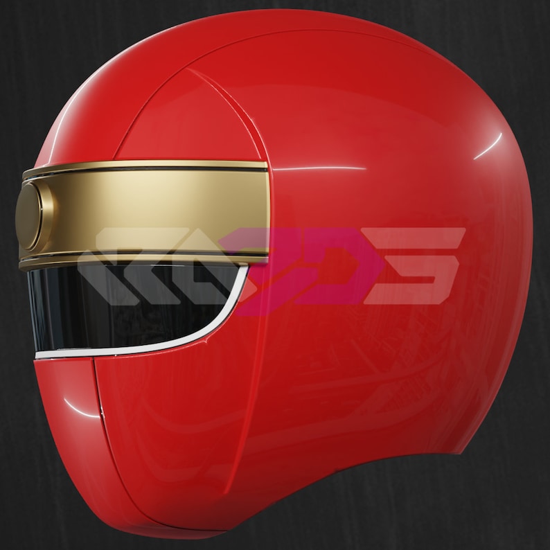 Op de afbeelding: Een glanzende rode helm met een gouden vizier en een zwart gezichtsscherm. De helm heeft een glad, afgerond ontwerp, wat wijst op een futuristisch of cosplay-thema. Het gouden vizier zorgt voor een opvallend contrast met het rood.