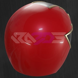 Op de afbeelding: Een glanzende rode helm met gouden en zilveren accenten. De helm heeft een glad, reflecterend oppervlak en een vizier. De tekst "IZA 3D" is zichtbaar op de voorkant. Dit is waarschijnlijk een cosplay- of kostuumaccessoire.