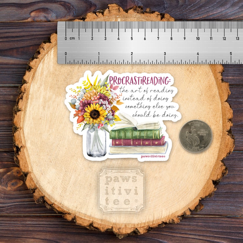 Pu&ograve; includere: Un adesivo fustellato raffigurante un barattolo di vetro pieno di girasoli gialli e fiori dai colori autunnali accanto a una pila di tre libri. Il testo recita PROCRASTIREADING: the art of reading instead of doing something else you should be doing.