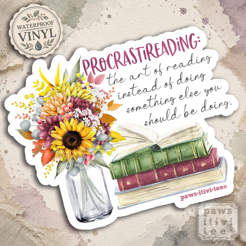 Pu&ograve; includere: Un adesivo in vinile impermeabile con un bouquet di girasoli e fogliame autunnale in un barattolo di vetro accanto a una pila di tre libri. Il testo recita: PROCRASTIREADING: the art of reading instead of doing something else you should be doing.