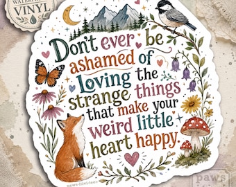 Può includere: Un adesivo in vinile impermeabile fustellato con una volpe, una farfalla monarca, una cincia, funghi e fiori. Il testo recita: Don't ever be ashamed of loving the strange things that make your weird little heart happy. In alto sono illustrate montagne e una luna crescente.