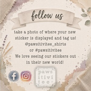 Pu&ograve; includere: Una scheda informativa color beige con il testo follow us, take a photo of where your new sticker is displayed and tag us! @pawsitivitee_shirts o #pawsitivitee, We love seeing our stickers out in their new world! e icone dei social media.