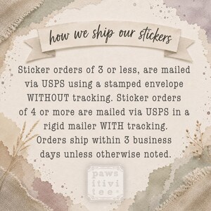 Pu&ograve; includere: Un grafico informativo beige con bordo smerlato e un banner in alto con la scritta how we ship our stickers. Il testo descrive i metodi di spedizione per gli ordini di adesivi tramite USPS, includendo il tracciamento e tre giorni lavorativi di tempo.