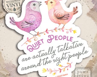 Può includere: Un adesivo in vinile impermeabile con un uccellino viola e uno rosa appollaiati su un ramo fiorito. Il testo recita: QUIET PEOPLE are actually talkative around the right people. L'adesivo include anche il marchio paws-itivi-tee.