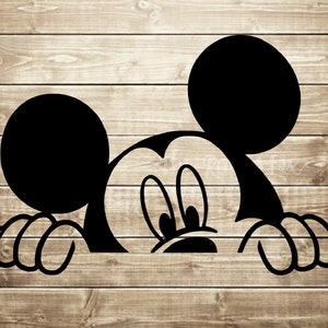 Puede incluir: Silueta en blanco y negro de Mickey Mouse asomándose por encima de una superficie de madera. Las orejas, los ojos y las manos de Mickey son visibles.