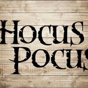 Könnte beinhalten: Schwarz-weißer Grafiktext auf Holzgrund, der "Hocus Pocus" lautet.