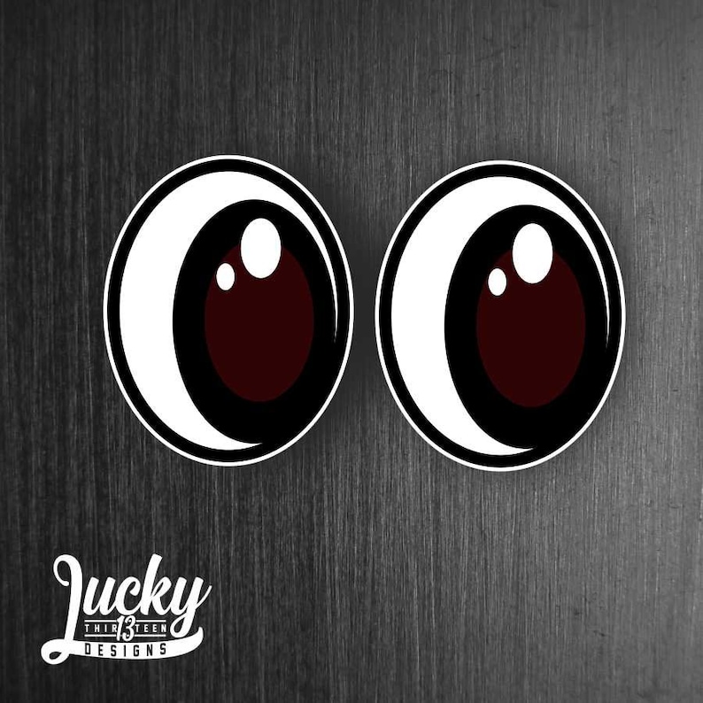 Puede incluir: Dos pegatinas de ojos de dibujos animados con contornos negros, reflejos blancos e iris rojo oscuro. Las pegatinas est&aacute;n sobre un fondo gris oscuro. El logotipo de Lucky Thirteen Designs est&aacute; en la parte inferior.