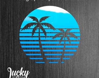 Puede incluir: Una pegatina holográfica azul y blanca con una puesta de sol retro y palmeras. La pegatina dice "Lucky Thirteen Designs" en la parte inferior.