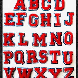 Parches de letras universitarias autoadhesivos de chenilla roja con borde de purpurina azul / Parche de letras de 2,2" / Bricolaje / Letras adhesivas / Letras universitarias