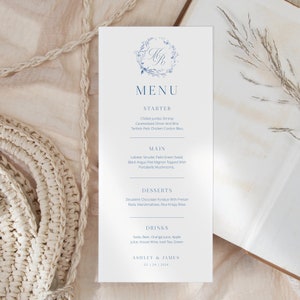Plantilla de menú con flores silvestres en azul polvoriento, menú con escudo floral y monograma azul, menú de boda imprimible, menú de cena y brunch, menú de flores azules WI0053