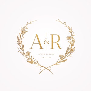 Könnte beinhalten: Goldenes Hochzeitsmonogramm mit den Buchstaben "A&R" in einer Serifenschrift, umgeben von einem floralen Kranz. Die Namen "Alina & Ryan" und das Datum "05.24.26" stehen darunter. Das Design befindet sich auf weißem Hintergrund.