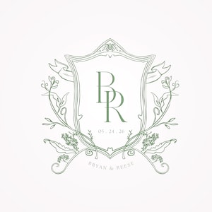 Könnte beinhalten: Eine grüne Linienzeichnung eines Wappens mit den Initialen "B" und "R" darin. Das Wappen ist von stilisierten floralen Designs umgeben. Der Text "05.24.26" und "BRYAN & REESE" befindet sich unterhalb des Wappens.
