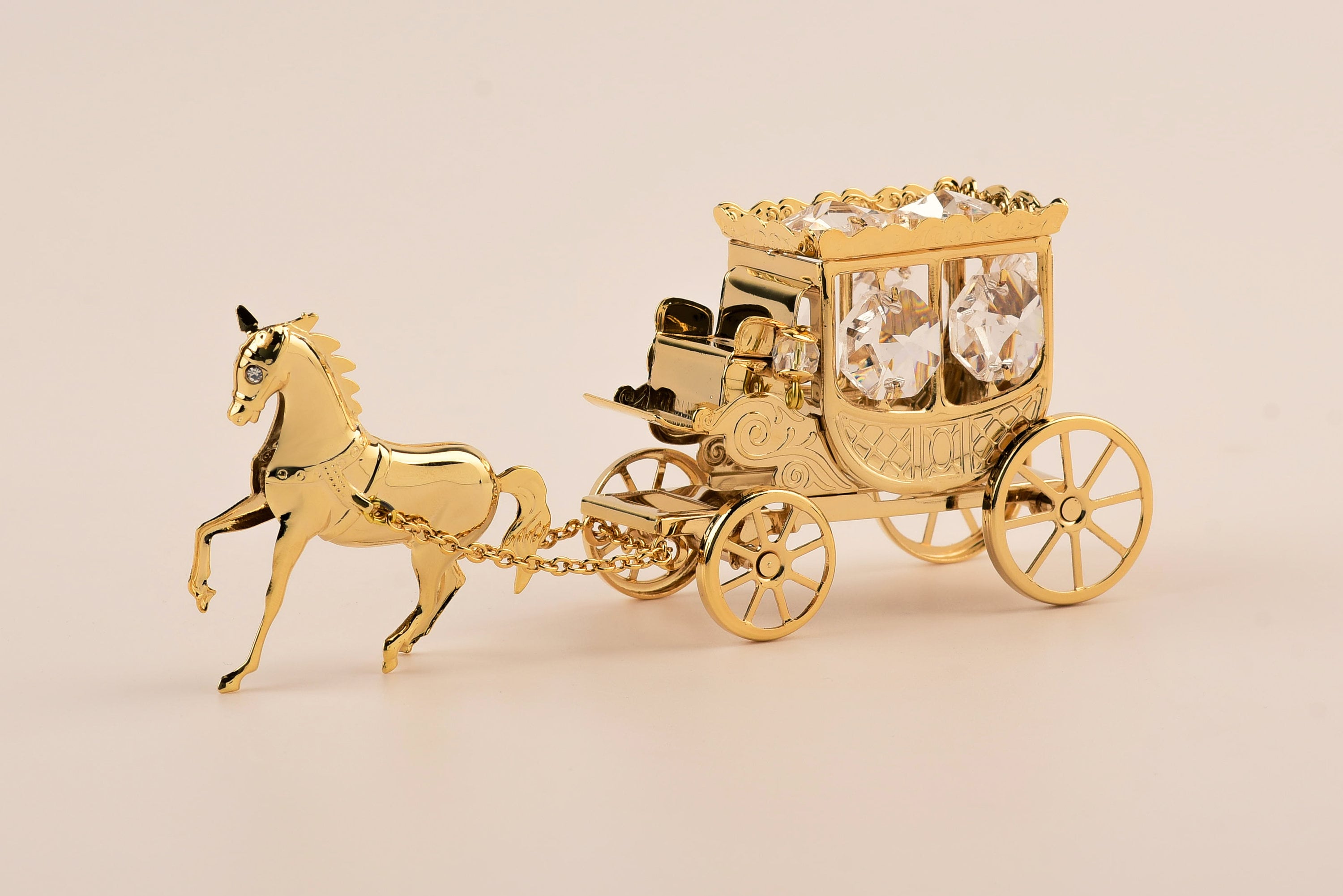 k*a様 SWAROVSKI製馬車型オブジェ 金色装飾付き SWAROVSKI製馬車型オブジェ 金色装飾付き 馬車の人気アイテム