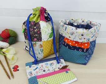 Könnte beinhalten: Ein Set aus drei Stoffaufbewahrungsbehältern mit Patchwork-Designs und verschiedenen Mustern wie Schafen, Punkten und Blumen. Das Set enthält einen Beutel mit Kordelzug, einen offenen Eimer und eine flache, faltbare Tasche mit einer Metallschere.