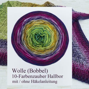Könnte beinhalten: Ein kreisförmiges Garnknäuel mit einem Farbverlauf in Limettengrün, Gelb, Magenta und Dunkelviolett. Unter dem Garn steht der Text: Wolle (Bobbel) 10-Farbenzauber Hallbor mit / ohne Häkelanleitung. Ein gehäkeltes Tuch ist hinter der Karte zu sehen.