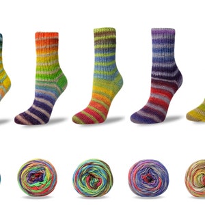 Könnte beinhalten: Fünf gestrickte Socken in verschiedenen mehrfarbigen Streifenmustern, jeweils gepaart mit einem passenden runden Garnknäuel. Die Socken verfügen über gerippte Bündchen und eine klassische Fersenkonstruktion und zeigen einen Verlauf aus lebendigen Farbtönen wie Gelb, Blau, Grün, Orange, Violett und Erdtönen.