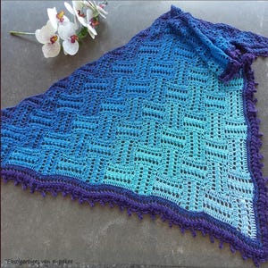 Crochet pattern step-by-step for a slightly different triangular shawl / Instructions in German and English