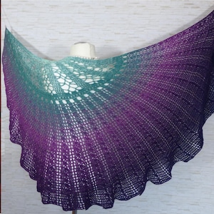Crochet pattern Hyalma: a beautiful crocheted shawl in a shell shape / Instructions in German and English