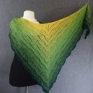 Crochet pattern Wave Dance great triangular scarf with wave pattern / Instructions in German