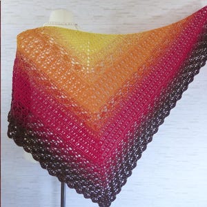 Crochet pattern Autumn Blossom Delight: a beautiful shawl with a floral pattern / Instructions in German and English