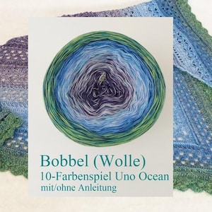 Könnte beinhalten: Ein rundes Garnknäuel mit Farbverlauf von Dunkelviolett in der Mitte bis zu Hellblau und leuchtendem Grün an den Rändern. Der Text lautet Bobbel (Wolle) 10-Farbenspiel Uno Ocean mit/ohne Anleitung auf weißem Hintergrund.