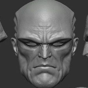 Puede incluir: Un modelo 3D detallado de un rostro humano con una expresión seria. El rostro está esculpido con un enfoque en los detalles de los ojos, la nariz y la boca. El modelo se representa en un color gris neutro.