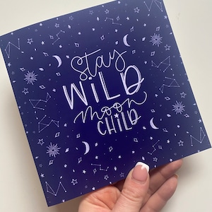 Tarjeta de felicitación / tarjeta de cumpleaños / en blanco en el interior / caligrafía moderna / letras a mano / constelaciones / 'stay wild moon child' / diseño celestial