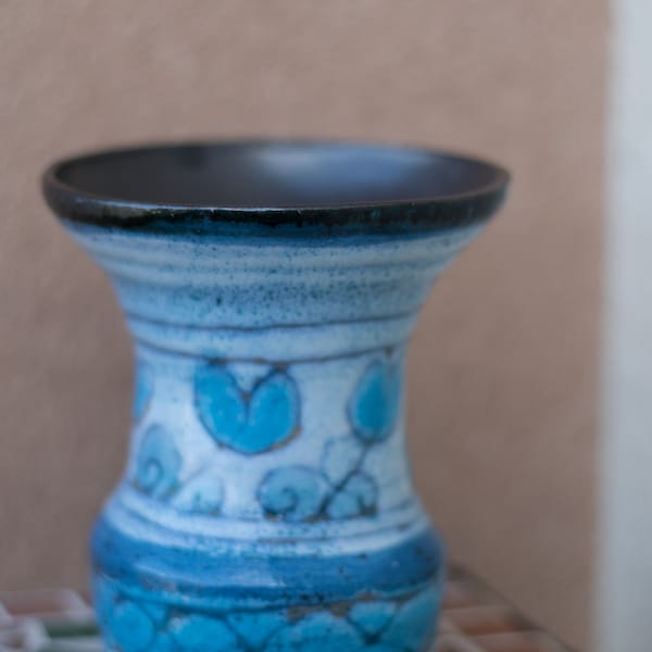 Petit vase bleu raku à tendance scandinave