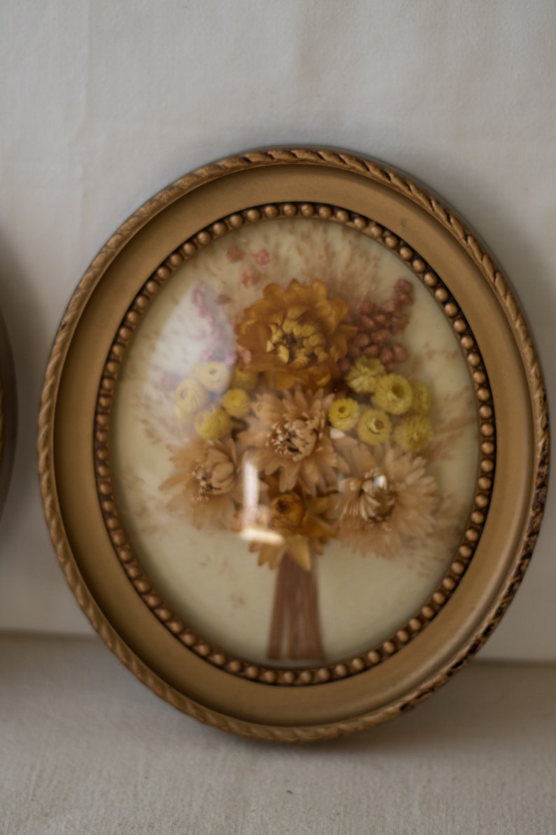 Pair of medallions e dried flowers
