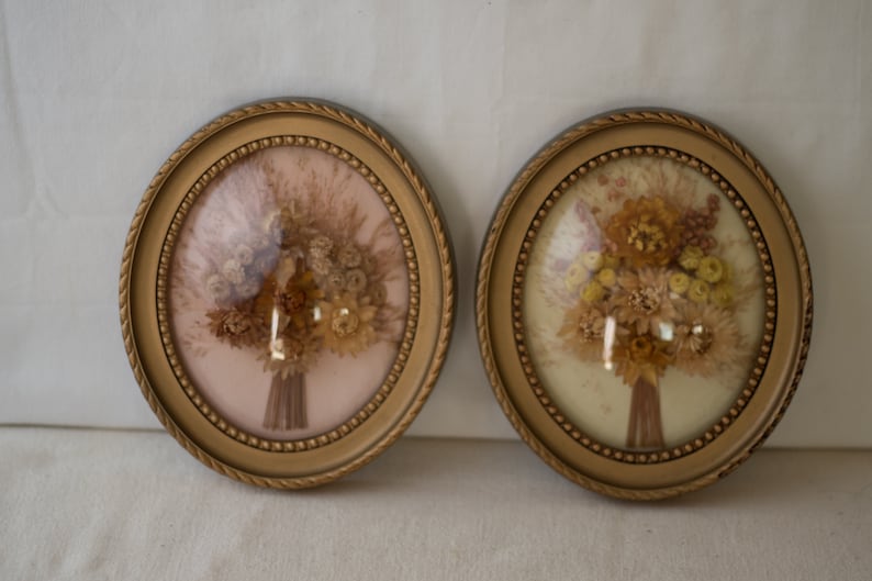 Pair of medallions e dried flowers