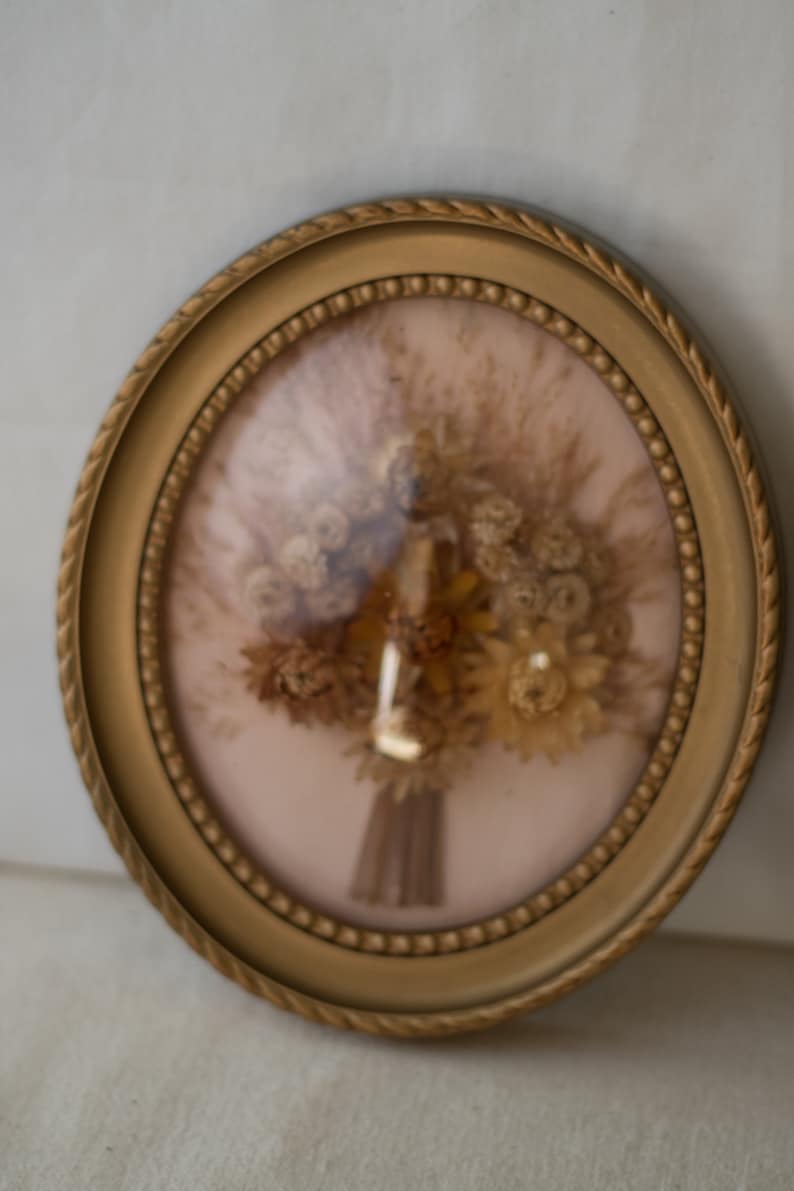Pair of medallions e dried flowers