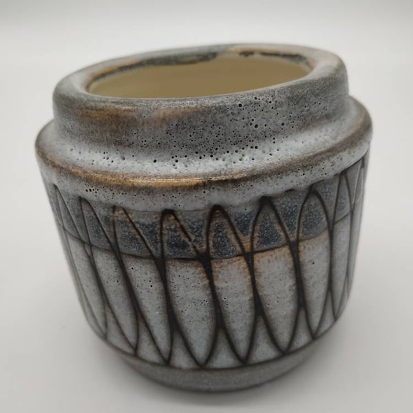 Small sandstone pot from La terminal by Sylvie Rigal in pouchain taste